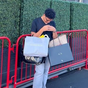 Meet your Posher, Levi